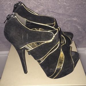 7 1/2 Black & Gold Liliana Heels